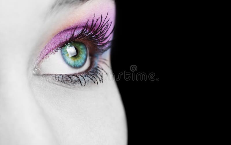 Ciérrese para arriba en ojo femenino con colorido componen foto de archivo Ciérrese para arriba en ojo femenino con colorido componen foto de archivo