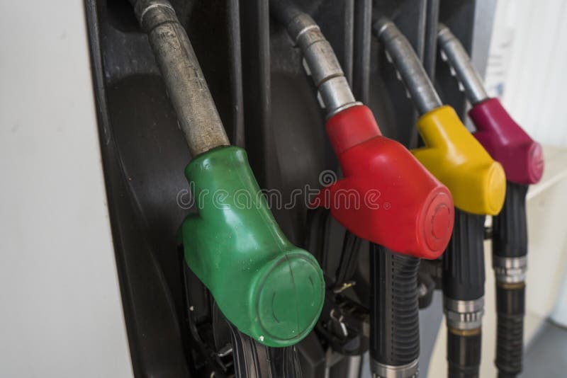 Ciérrese para arriba en surtidor de gasolina sucio en dispensador del aceite con gasolina y diesel en la gasolinera del servicio fotografía de archivo Ciérrese para arriba en surtidor de gasolina sucio en dispensador del aceite con gasolina y diesel en la gasolinera del servicio fotografía de archivo