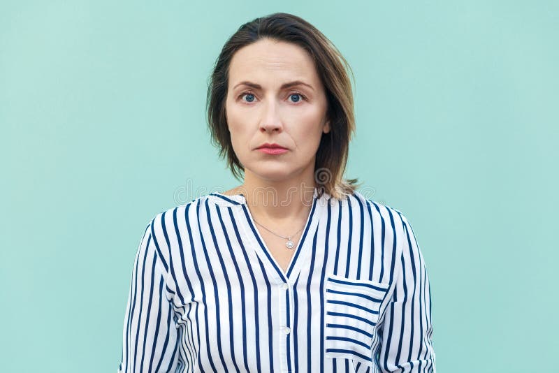 Ciérrese para arriba, mala mujer de negocios del humor del retrato Wom infeliz del negocio fotos de archivo Ciérrese para arriba, mala mujer de negocios del humor del retrato Wom infeliz del negocio fotos de archivo