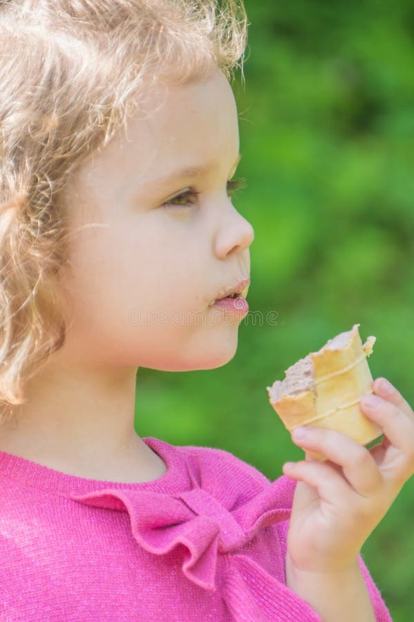 Ciérrese para arriba, niño con helado a disposición camina en el parque fotos de archivo Ciérrese para arriba, niño con helado a disposición camina en el parque fotos de archivo