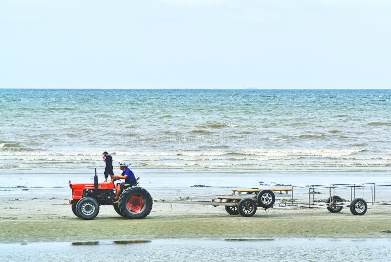 Ciągnikowy jeżdżenie na plaży obraz stock Ciągnikowy jeżdżenie na plaży obraz stock
