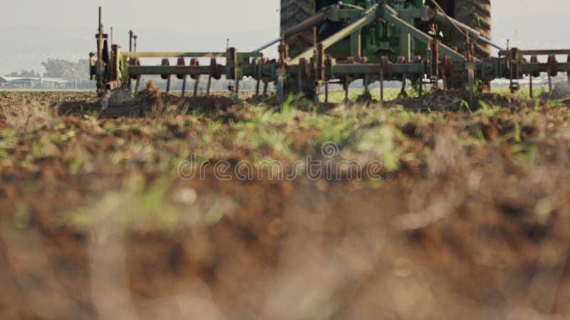 Ciągnikowy kultywujący zielonego pole w zwolnionym tempie