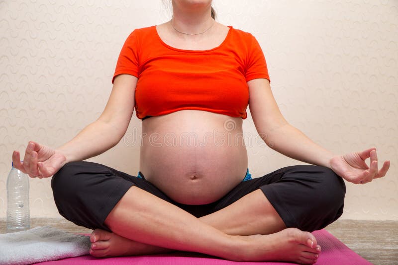 Ciążowy joga, sprawności fizycznej pojęcie Półpostaci zakończenie piękny młody ciężarny joga model pracujący out indoors zdjęcie royalty free Ciążowy joga, sprawności fizycznej pojęcie Półpostaci zakończenie piękny młody ciężarny joga model pracujący out indoors zdjęcie royalty free