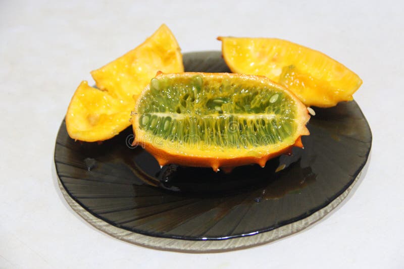Cięcie kiwano fruit na płycie. Dojrzałe owoce Cucumis metuliferus. melony galaretowate fotografia stock