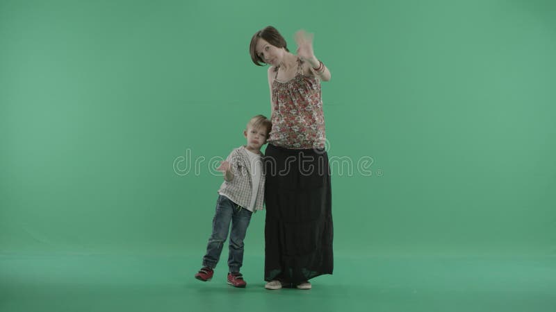 Ciężarna matka i jej mały dziecko machamy kamera