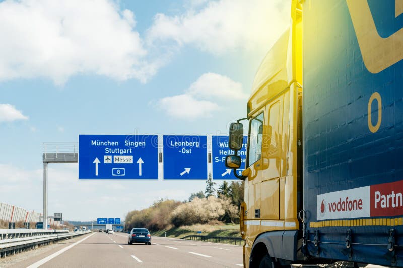 Ciężarówka na Niemieckim autobahn higway przed znakami ulicznymi zdjęcie stock Ciężarówka na Niemieckim autobahn higway przed znakami ulicznymi zdjęcie stock