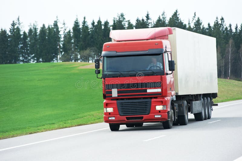 Ciężarówki ciężarówka na autostrady drodze zdjęcia stock Ciężarówki ciężarówka na autostrady drodze zdjęcia stock