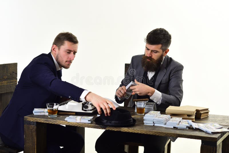 ciężka praca sztuki Robić biznesowej księgowości Ruchliwie mężczyźni planuje firma budżet Biznesmeni liczy gotówkowego pieniądze zdjęcia stock ciężka praca sztuki Robić biznesowej księgowości Ruchliwie mężczyźni planuje firma budżet Biznesmeni liczy gotówkowego pieniądze zdjęcia stock