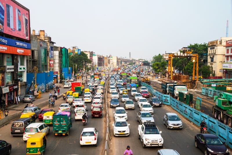Ciężki samochodowy ruch drogowy w centrum miasta Delhi, India zdjęcia stock