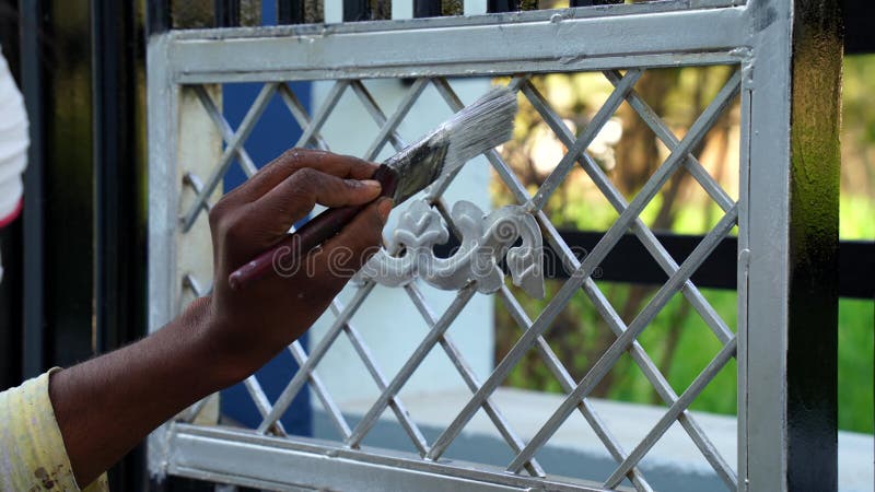 Clôture En Argent Peinture. Peintre Asiatique Frotte Le Pinceau De