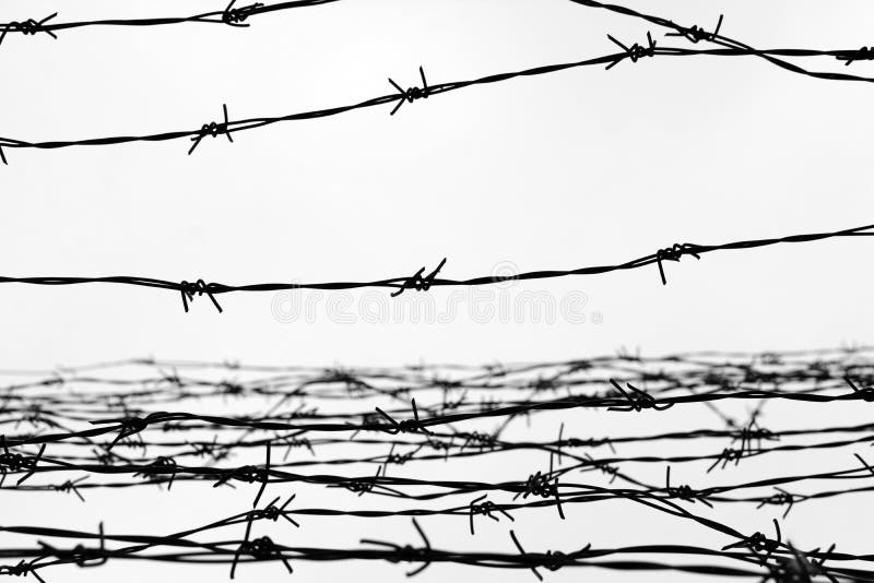 clôture Frontière de sécurité avec le barbelé laissé prison Épines bloc Un prisonnier Camp de concentration d'holocauste prisonni image libre de droits clôture Frontière de sécurité avec le barbelé laissé prison Épines bloc Un prisonnier Camp de concentration d'holocauste prisonni image libre de droits