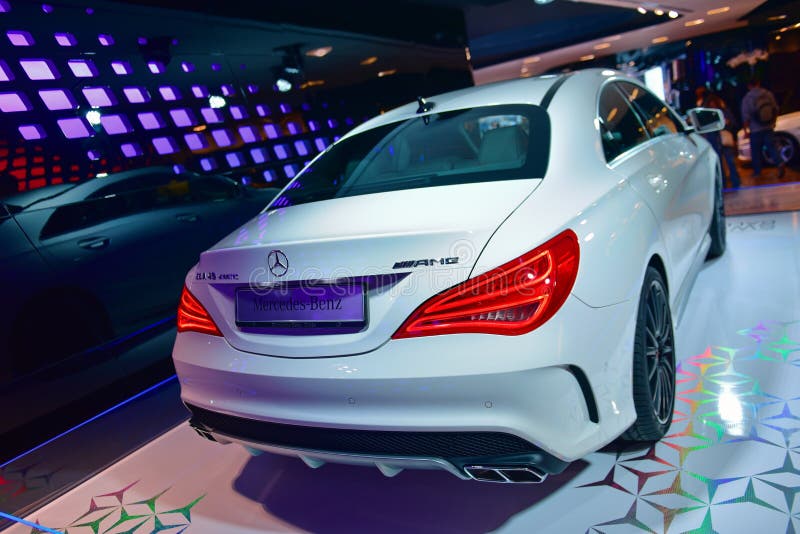CLA AMG резвится coupe на дисплее на галерее Benz Мерседес вдоль чемпиона Elysees в Париже стоковое фото rf CLA AMG резвится coupe на дисплее на галерее Benz Мерседес вдоль чемпиона Elysees в Париже стоковое фото rf