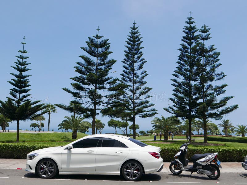 CLA branco 180 de Mercedes-Benz estacionado em Lima fotos de stock CLA branco 180 de Mercedes-Benz estacionado em Lima fotos de stock