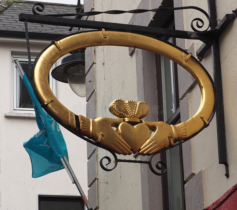 Claddagh symbol Przy Jewellery sklepem W Irlandia zdjęcie royalty free