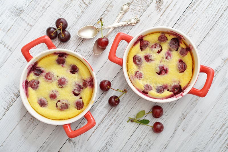 Clafoutis με τα κεράσια στοκ εικόνες με δικαίωμα ελεύθερης χρήσης Clafoutis με τα κεράσια στοκ εικόνες με δικαίωμα ελεύθερης χρήσης