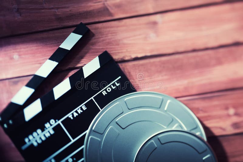 Clapperboard com fitas do filme foto de stock Clapperboard com fitas do filme foto de stock