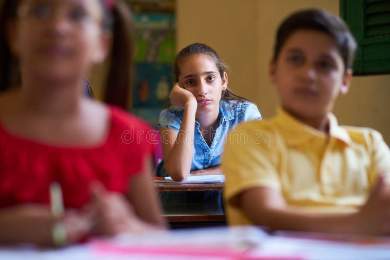 Clase agujereada de Latina Girl In del estudiante en la escuela foto de archivo