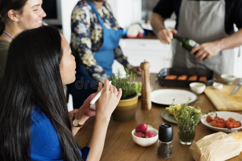 Clase de cocina que se une a de la gente diversa foto de archivo libre de regalías Clase de cocina que se une a de la gente diversa foto de archivo libre de regalías