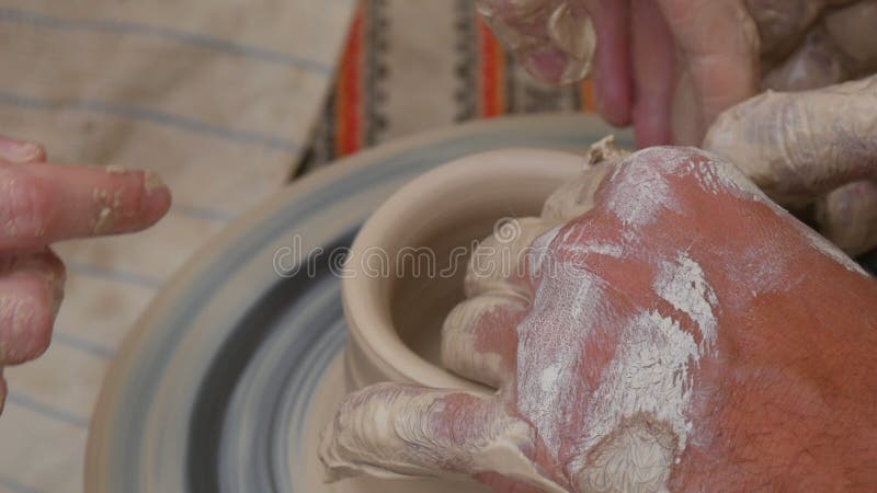 Clase maestra de modelado de arcilla. profesor muestra a los niños manos arcilla. la forma de las manos macho potter y esculpir la metrajes