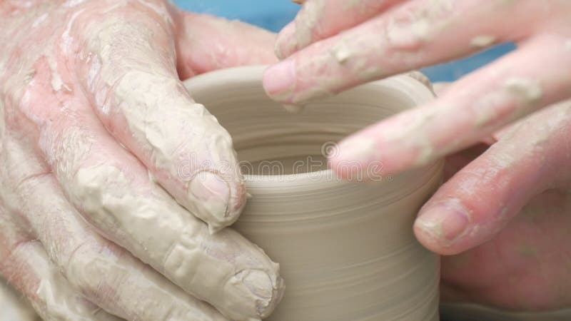 Clase maestra de modelado de arcilla. profesor muestra a los niños manos arcilla. la forma de las manos macho potter y esculpir la almacen de metraje de vídeo