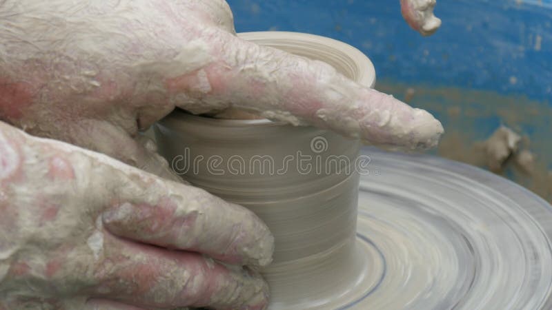 Clase maestra de modelado de arcilla. profesor muestra a los niños manos arcilla. la forma de las manos macho potter y esculpir la almacen de video