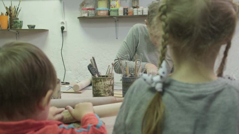 Clase maestra de niños en modelado de arcilla Taller de cerámica almacen de metraje de vídeo