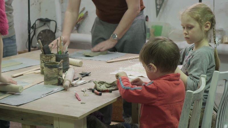Clase maestra de niños en modelado de arcilla Taller de cerámica almacen de metraje de vídeo