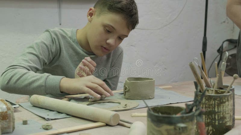 Clase maestra de niños en modelado de arcilla Taller de cerámica almacen de metraje de vídeo