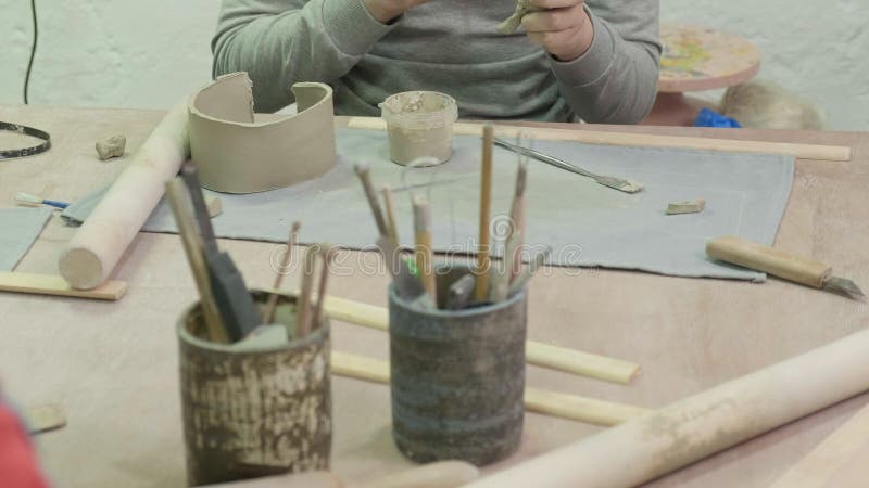 Clase maestra de niños en modelado de arcilla Taller de cerámica metrajes