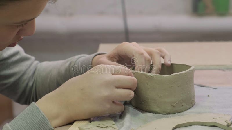 Clase maestra de niños en modelado de arcilla Taller de cerámica metrajes