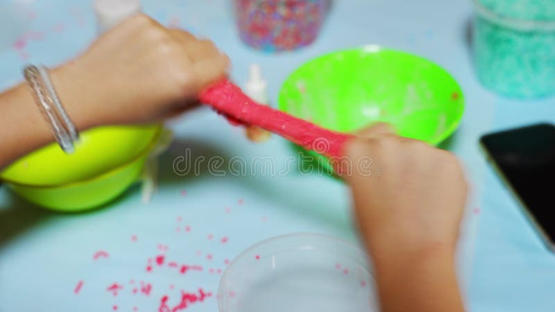 Clase maestra para niños sobre cómo hacer el delgado por su cuenta. almacen de video