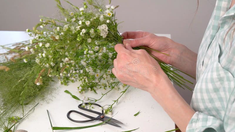 Clase magistral florística sobre la flor tejedora de flores para la fiesta de ivan kupala.