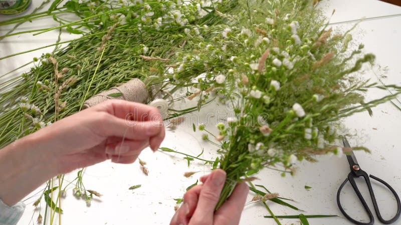 Clase magistral florística sobre la flor tejedora de flores para la fiesta de ivan kupala