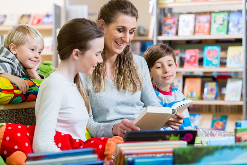 Class of students with their teacher in the school library royalty free stock images Class of students with their teacher in the school library royalty free stock images
