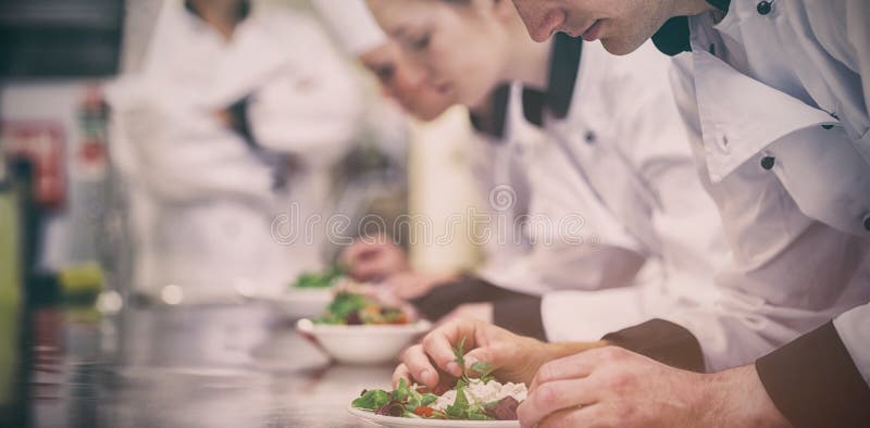 Classe culinaria in cucina che produce le insalate