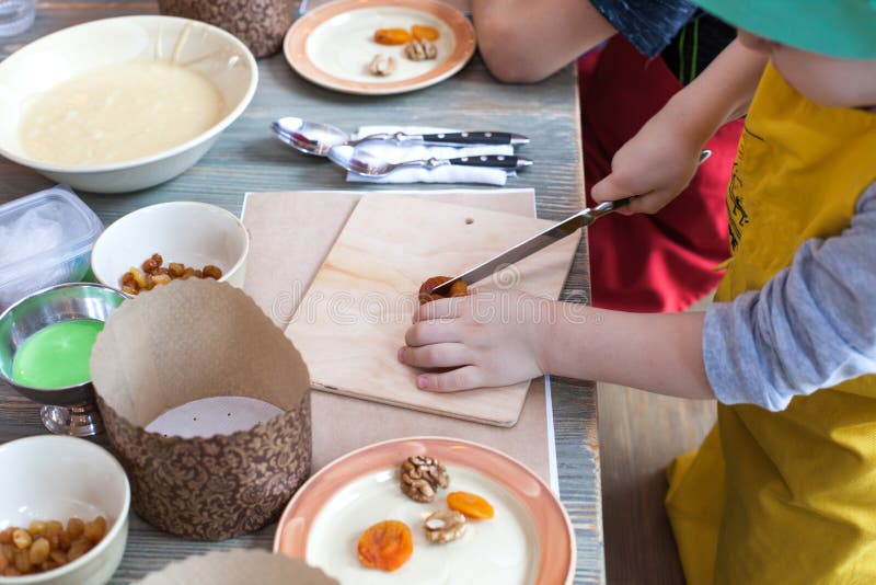Classe culinária para crianças e pais - cozinhando o bolo da Páscoa, na mentira da tabela os ingredientes e as ferramentas para o fotos de stock royalty free Classe culinária para crianças e pais - cozinhando o bolo da Páscoa, na mentira da tabela os ingredientes e as ferramentas para o fotos de stock royalty free