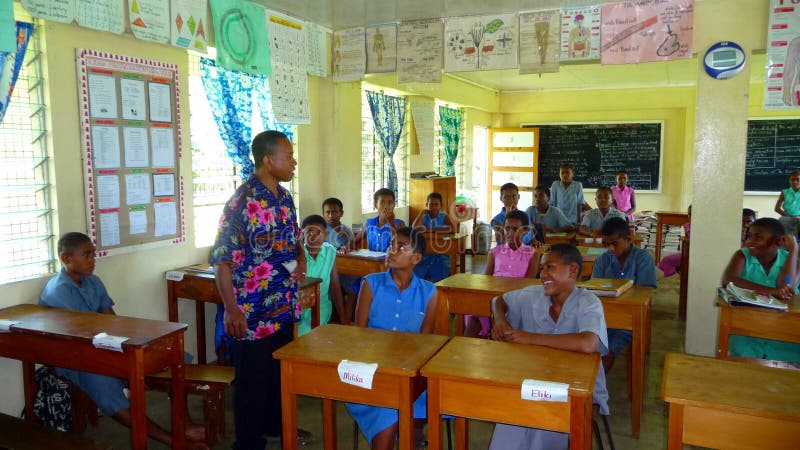 Classe d'école de Fijian avec le professeur