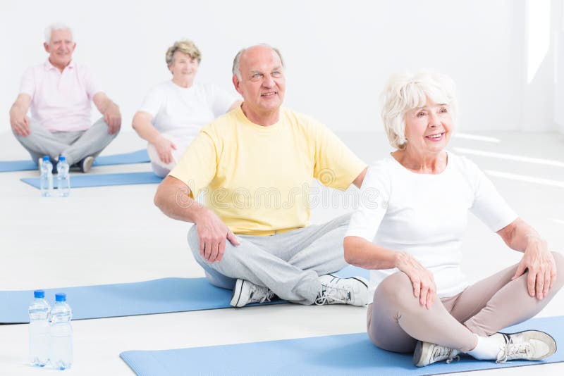 Classe de yoga pour des aînés images stock