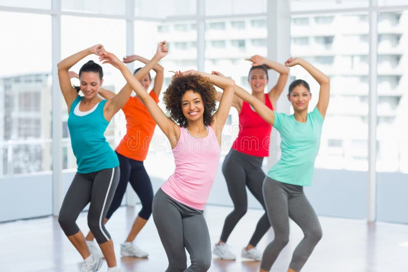 Classe ed istruttore di forma fisica che fanno esercizio dei pilates immagine stock libera da diritti Classe ed istruttore di forma fisica che fanno esercizio dei pilates immagine stock libera da diritti