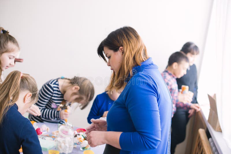 Classe matrice per i bambini nella decorazione dei dolci Cerkasy, Ucraina, il 23 marzo 2018 fotografie stock libere da diritti Classe matrice per i bambini nella decorazione dei dolci Cerkasy, Ucraina, il 23 marzo 2018 fotografie stock libere da diritti
