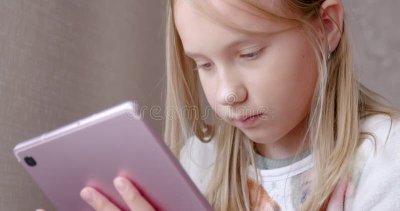 Classe virtuelle en ligne. apprentissage des adolescents à la maison. banque de vidéos