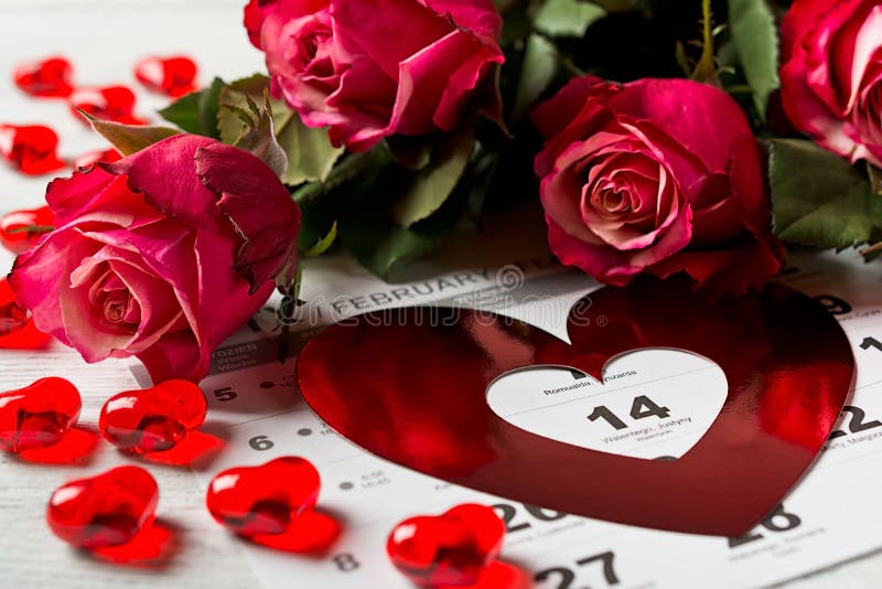Classez la page avec les coeurs et le bouquet rouges des roses rouges le jour de valentines photographie stock libre de droits Classez la page avec les coeurs et le bouquet rouges des roses rouges le jour de valentines photographie stock libre de droits