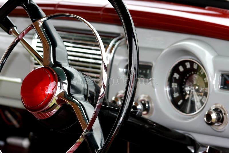 A view of the dash of a beautiful classic car.