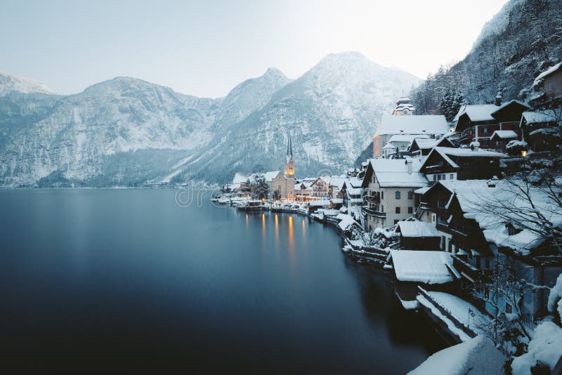 Clásico postales de famoso en Alpes hermoso en místico a publicar atardecer oscuridad durante azul lección sobre el oscuridad en el invierno,,.