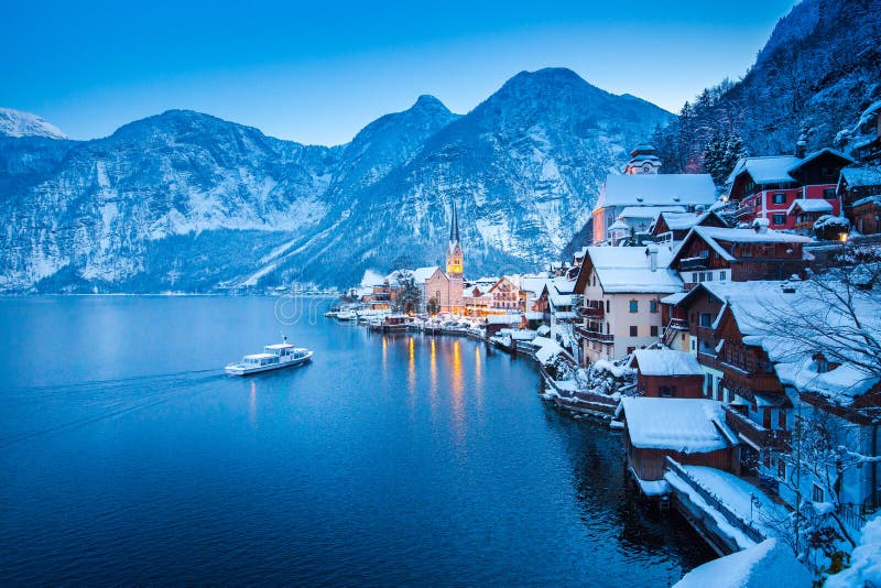 Clásico postales de famoso en Alpes tradicional pasajero barco sobre el hermoso en místico oscuridad durante azul lección en el invierno,,.