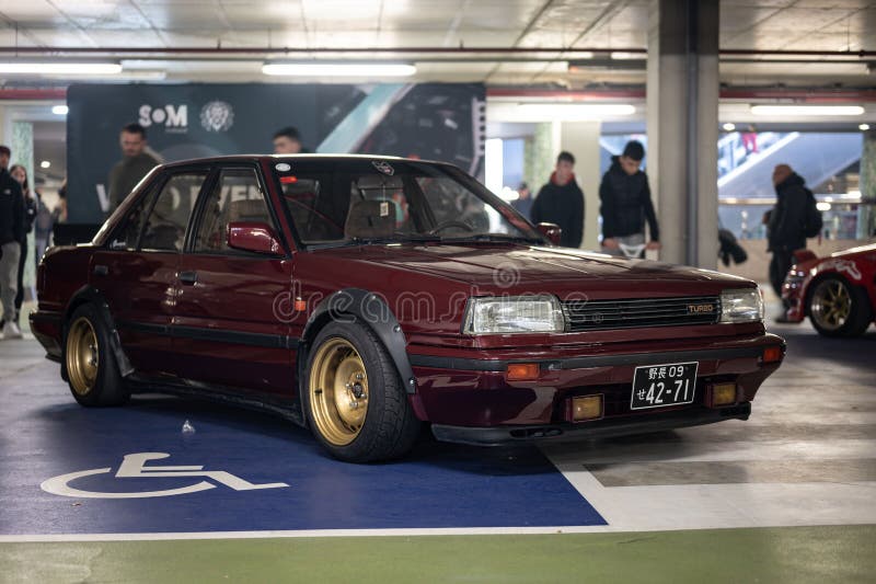 Classica serie di nissan bluebird t12 t72 in rosso marrone profondo sintonizzata per strada fotografia stock