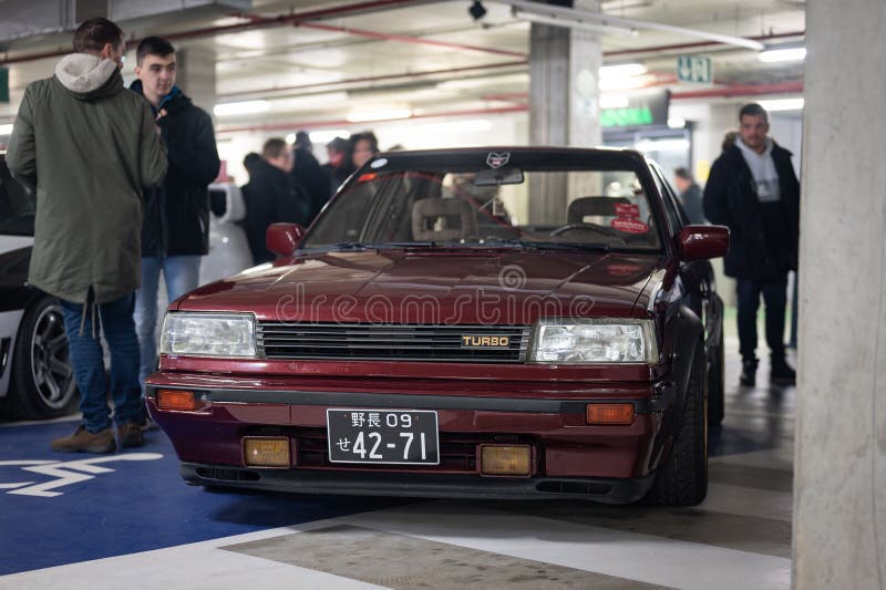 Classico nissan bluebird serie t12 t72 in colore rosso marrone profondo sintonizzato immagini stock