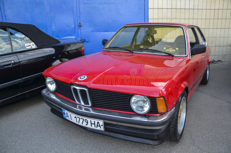 Classico Red BMW E21 serie 3 1976. Classica BMW E21 serie 3 1976 rappresenta un mix di design sportivo e di ingegneria tedesca di precisione, il che lo rende il favorito tra gli appassionati di auto classiche