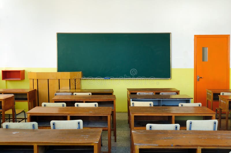 Pequeno vacío la clase en noche.