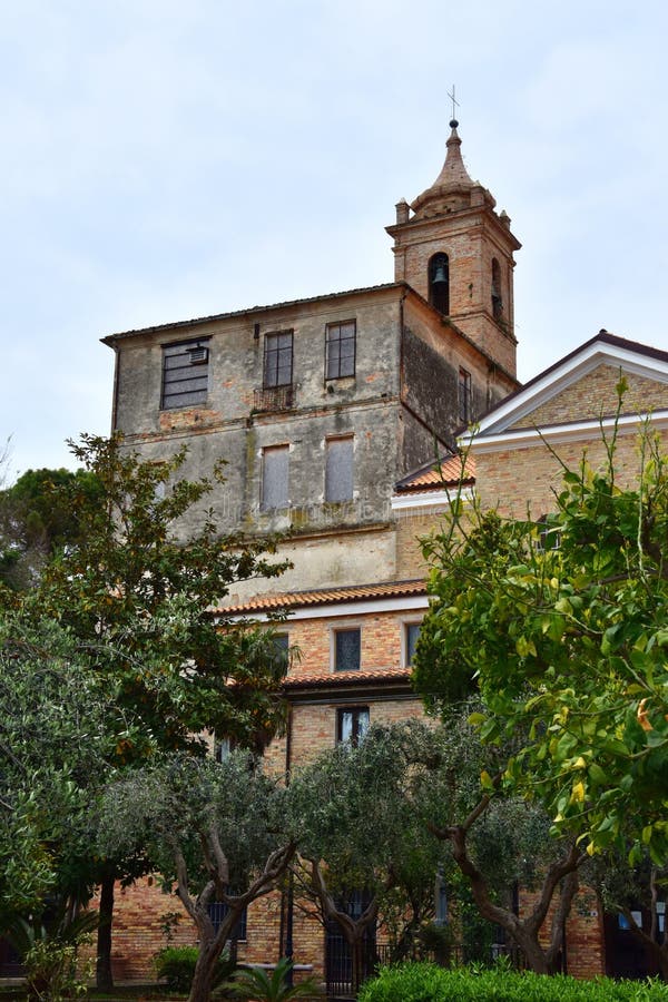 Claustro y santuario Madonna del esplendor fotografía de archivo libre de regalías Claustro y santuario Madonna del esplendor fotografía de archivo libre de regalías